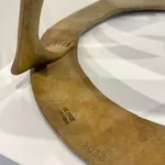 Deze nieuwe kleine "Primavera" een dansend meisjessculptuur in haar leven van de lente, hedendaagse abstracte figuratieve sculptuur van Miramontes bronzen sculptuur vrouwensculptuur in de Art Yi-galerij in Brussel