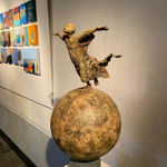 presque volant lieven d'haese sculpture contemporaine en bronze garçon volant sur une sphère terrestre design d'intérieur art sculpture sculpture de jardin art yi galerie d'art de bruxelles