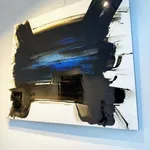 VENETUS LEO AD OPUS, ein abstraktes Gemälde von Frédéric Halbreich, schwarz-weiß und blau, kalligrafische zeitgenössische Malerei, Öl auf Lack auf Holz, in der Galerie Art Yi in Brüssel.