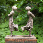 cirkel lieven d'haese hedendaagse bronzen sculptuur van twee jongens staand in de wind kindersculptuur kinderdroom Art Yi kunstgalerie in brussel