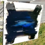 VENETUS LEO AD OPUS, ein abstraktes Gemälde von Frédéric Halbreich, schwarz-weiß und blau, kalligrafische zeitgenössische Malerei, Öl auf Lack auf Holz, in der Galerie Art Yi in Brüssel.