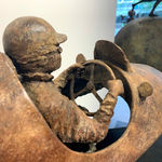 meester van de snelheid racewagen sculptuur van Lieven D'Haese een jongen bestuurt een racewagen hedendaagse sculptuur bronzen sculptuur Art Yi Gallery Brusselse kunstgalerie