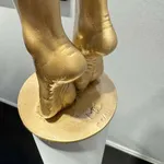 Secoue-toi avec moi, sculpture dansante, sculpture de danseuse de Marc de Corte, sculpture contemporaine en bronze, sculpture figurative, sculpture de femme, sur le mur de la galerie Art Yi à Bruxelles