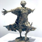 IIXV lieven d'haese sculpture contemporaine en bronze un garçon ouvrant son bras contre le vent pour embrasser une nouvelle aventure sculpture d'enfant sculpture de rêve d'enfance Art Yi galerie d'art à bruxelles