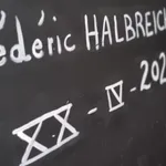 Aptere XII, tableau abstrait de Frédéric Halbreich, peinture calligraphique contemporaine bleue, blanche et brune, huile sur bois laquée, exposée à la galerie Art Yi à Bruxelles.