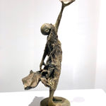 Visionaire lieven d'haese hedendaagse bronzen sculptuur een jongen die een kristallen bol vasthoudt sculptuur van verbeelding Art Yi kind sculptuur kinderdroom kunstgalerie in brussel