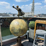 Nach Hause kommen, Lieven d'Haese, Fliegenskulptur, Flyer-Kind, Traum von der Fliege, zeitgenössische Bronzeskulptur, monumentale Skulptur, Gartenkunst, Gartenskulptur, Gartengestaltung Art Yi Kunstgalerie in Brüssel