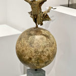 bijna vliegend lieven d'haese hedendaags bronzen beeld jongen vliegend op een aarde bol interieur kunst beeldhouwkunst tuin beeldhouwkunst yi brusselse kunstgalerij