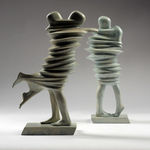 Het beeldhouwwerk 'Emboy nummer 2' van Liang Binbin, een verliefd stel dat in één geheel samensmelt, is een bronzen sculptuur, een hedendaagse sculptuur, een figuratieve sculptuur, een abstracte sculptuur en een dansend paar, te zien in de Art Yi-galerie in Brussel.