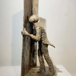 het Bijzondere gat lieven d'haese hedendaagse bronzen sculptuur kunstjongen kijkt door een klein gaatje naar de toekomst Art Yi-galerij Kunstgalerij Brussel