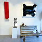 VENETUS LEO AD OPUS abstract schilderij van Frédéric Halbreich zwart-wit en blauw kalligrafisch hedendaags schilderij olieverf op hout in de Art Yi galerie in Brussel