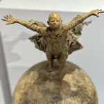 bijna vliegend lieven d'haese hedendaags bronzen beeld jongen vliegend op een aarde bol interieur kunst beeldhouwkunst tuin beeldhouwkunst yi brusselse kunstgalerij