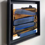 Aptere XII, tableau abstrait de Frédéric Halbreich, peinture calligraphique contemporaine bleue, blanche et brune, huile sur bois laquée, exposée à la galerie Art Yi à Bruxelles.