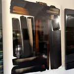 Aptère VI abstract schilderij van Frédéric Halbreich zwart-wit en bruin kalligrafisch hedendaags schilderij olieverf op hout in de Art Yi galerie in Brussel