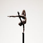 Het in evenwicht brengen van mijn verlangen (en) miniatuur dansend meisjesbeeld van Marc de Corte hedendaagse bronzen sculptuur vrouwenbeeld dansbeeld in de Art Yi-galerij in Brussel