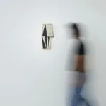 Ze Tepedino Segurando Um Espelho Set23 Sem Titulo