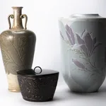 Miyanohara Ken 宮之原 謙, Carved Celadon Porcelain Brush Pot, 緑磁彫萬筆壺, circa 1950s–1960s