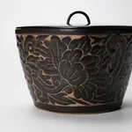 Miyanohara Ken 宮之原 謙, Carved Celadon Porcelain Brush Pot, 緑磁彫萬筆壺, circa 1950s–1960s