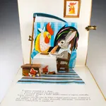 A Raposa, a Lebre e o Galo by Viktor Andriyevich. Pop up page of rooster and rabbit.