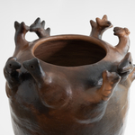 Julia Isidrez, Vasija con ocho cabezas, 2024