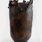 Julia Isidrez, Vasija con ocho cabezas, 2024