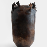 Julia Isidrez, Vasija con ocho cabezas, 2024