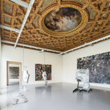 (Foreground - Left to right) Nairy Baghramian, S’allongeant, 2022; S’accrochant (ventre de biche), 2022; S’accrochant (crépuscule), 2022; Se levant (mauve), 2022, Courtesy of the artist and kurimanzutto, Mexico City, New York; (background- Left to right) 