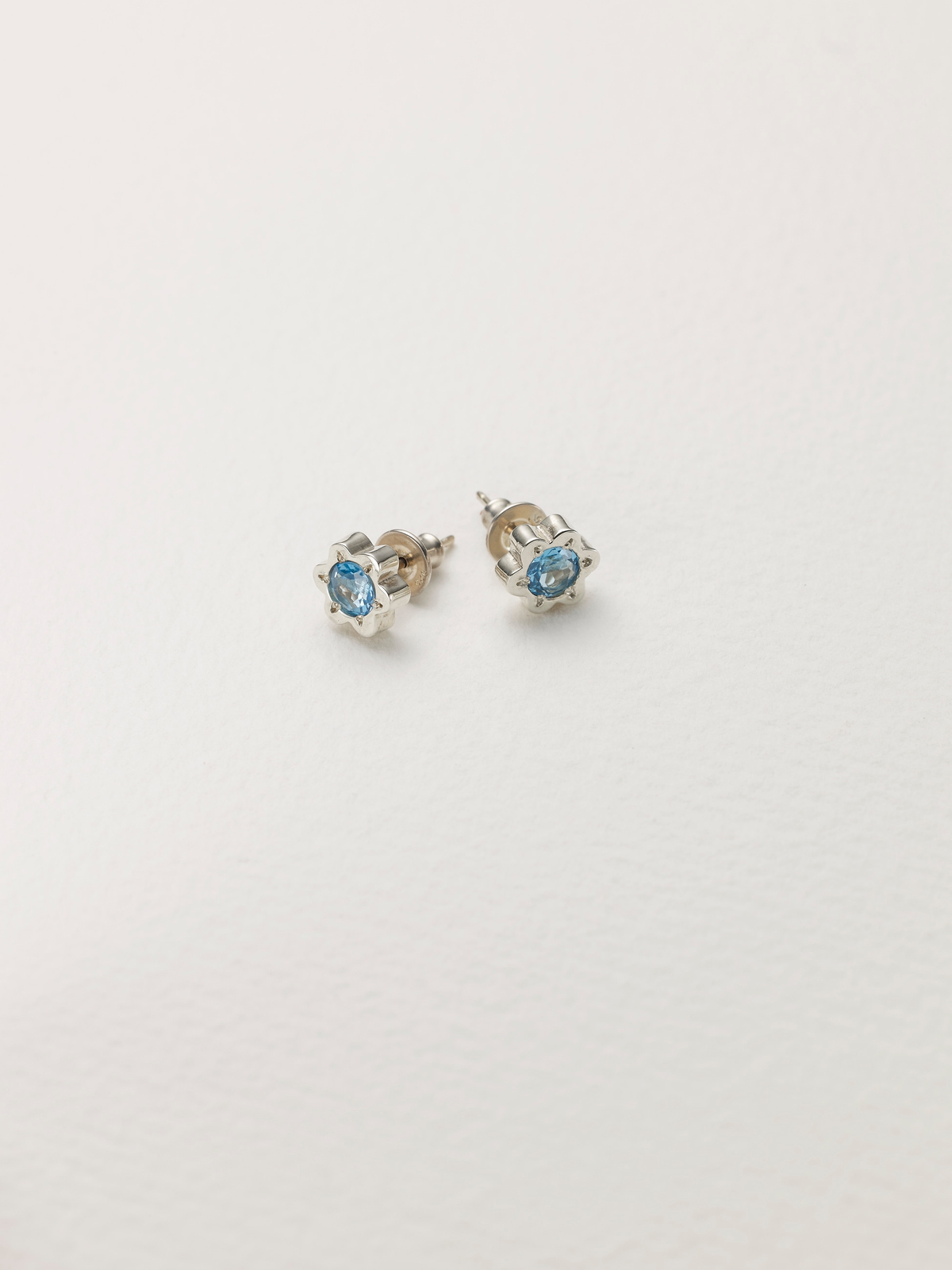 Paul Hatton, 9ct white gold flower stud earrings