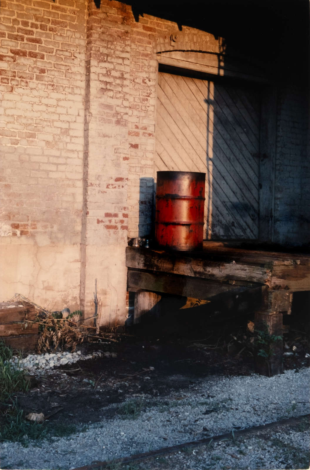 William Eggleston, Red Barrel on loading dock