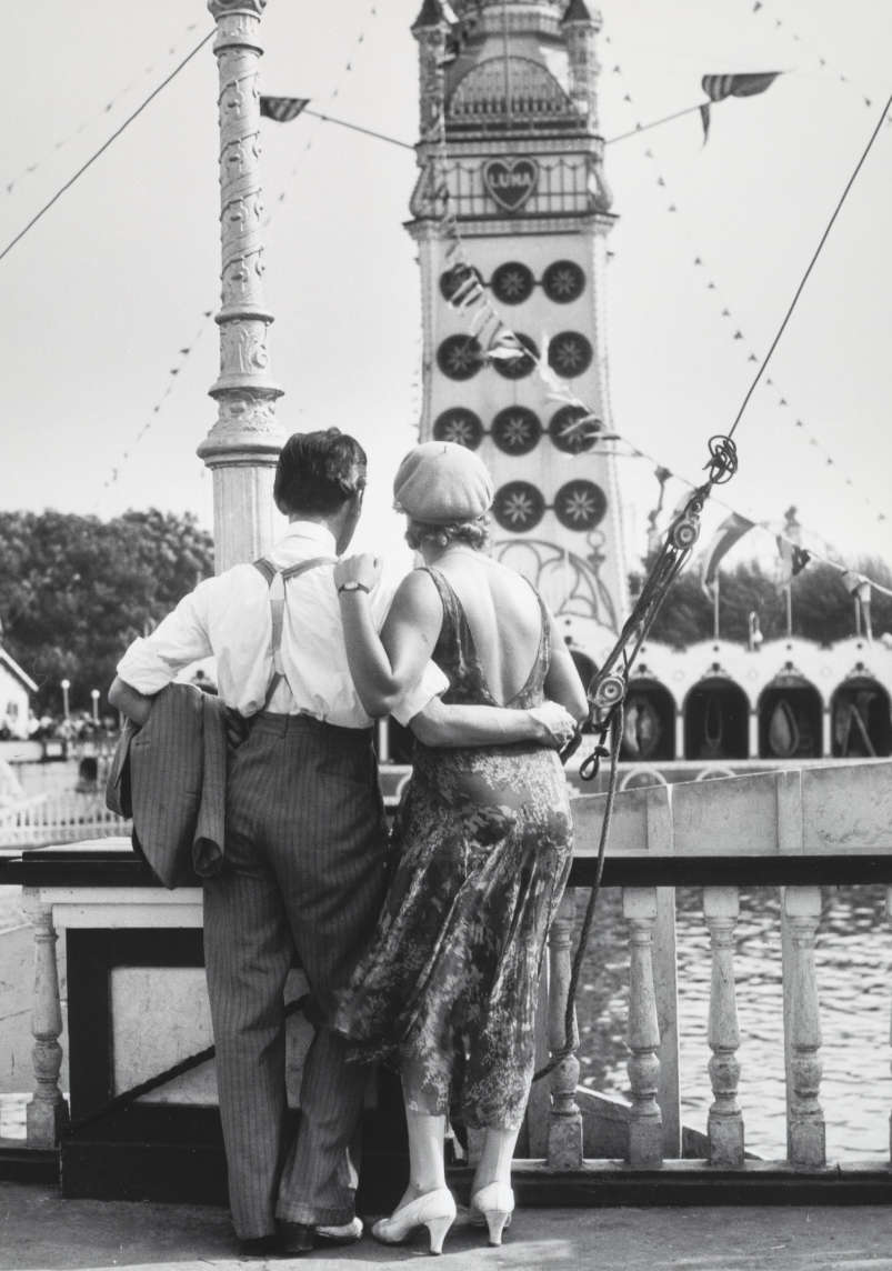 Walker Evans, Couple at Coney Island, 1928