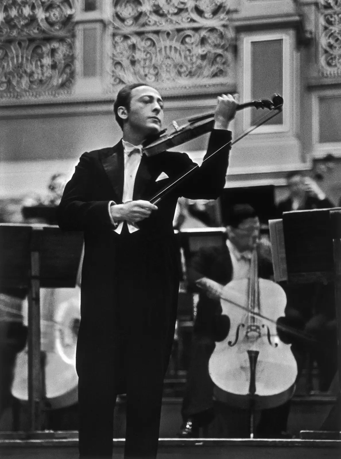 Alfred Eisenstaedt, Jascha Heifetz with Berlin Philharmonic, 1932