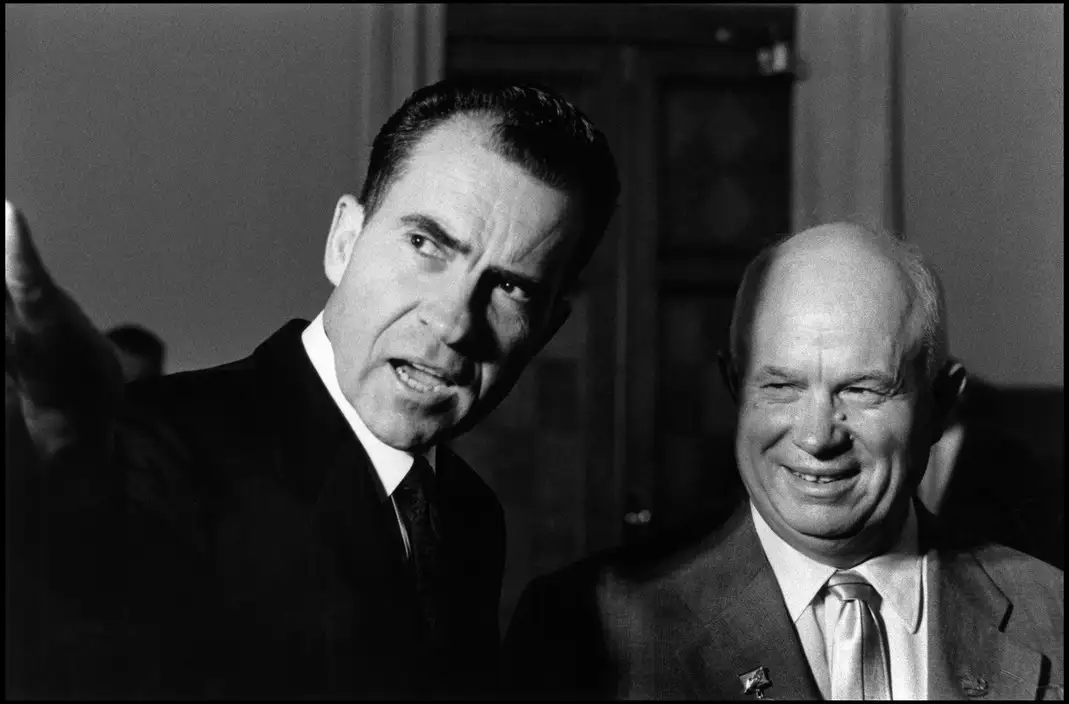 Elliott Erwitt, Soviet Premier Nikita Khruschev and US Vice President Richard Nixon, 1959
