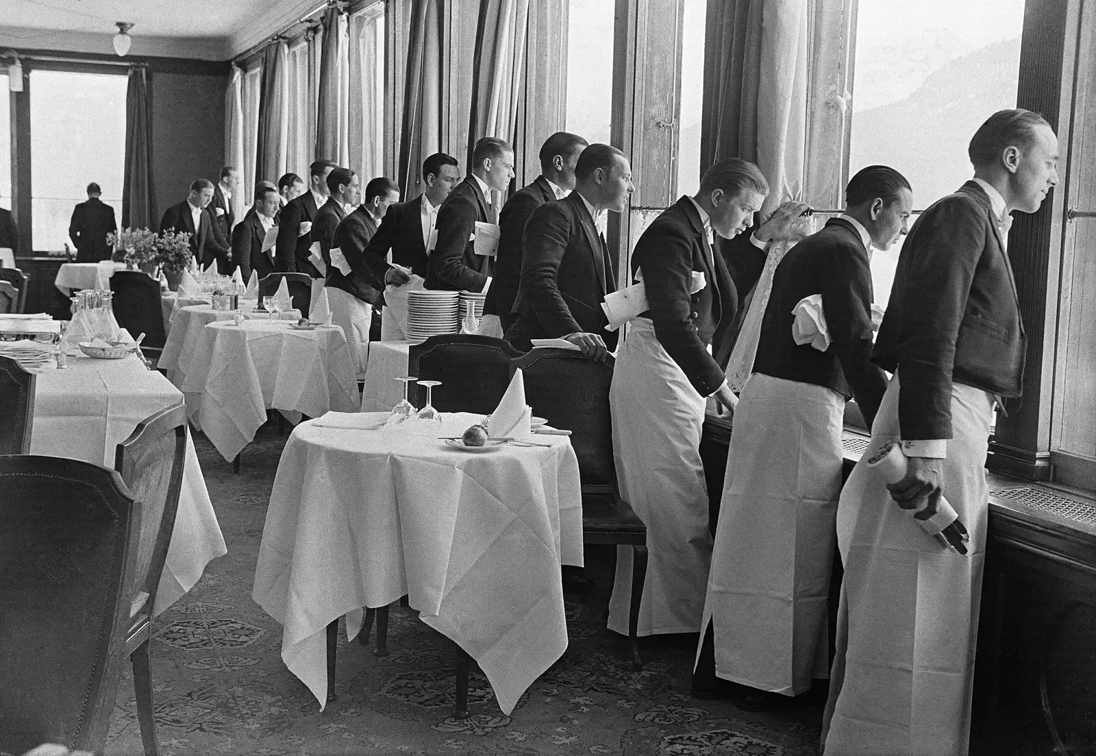 Alfred Eisenstaedt, Waiters Watching Sonya Henie Skate, St. Moritz , 1932