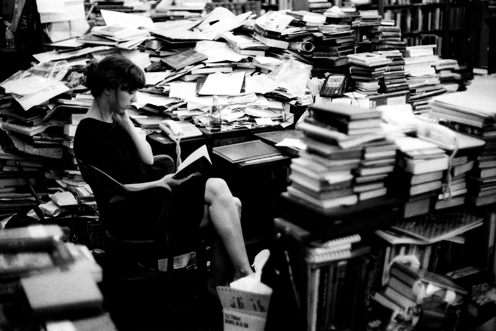 Chris Lowell, Book Store Employee, 2006