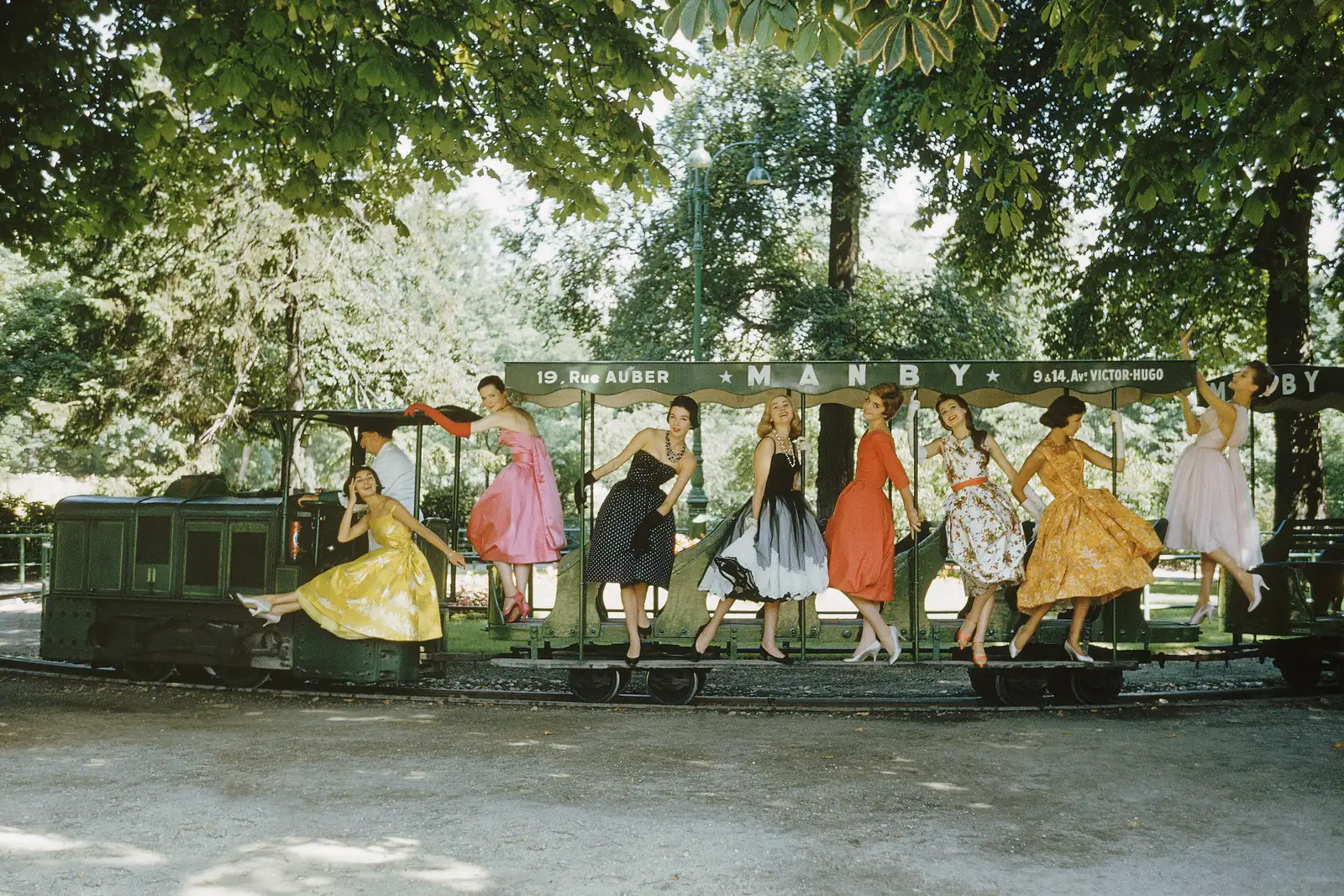 Mark Shaw, Models on Train, Bois de Boulogne, Paris, 1957