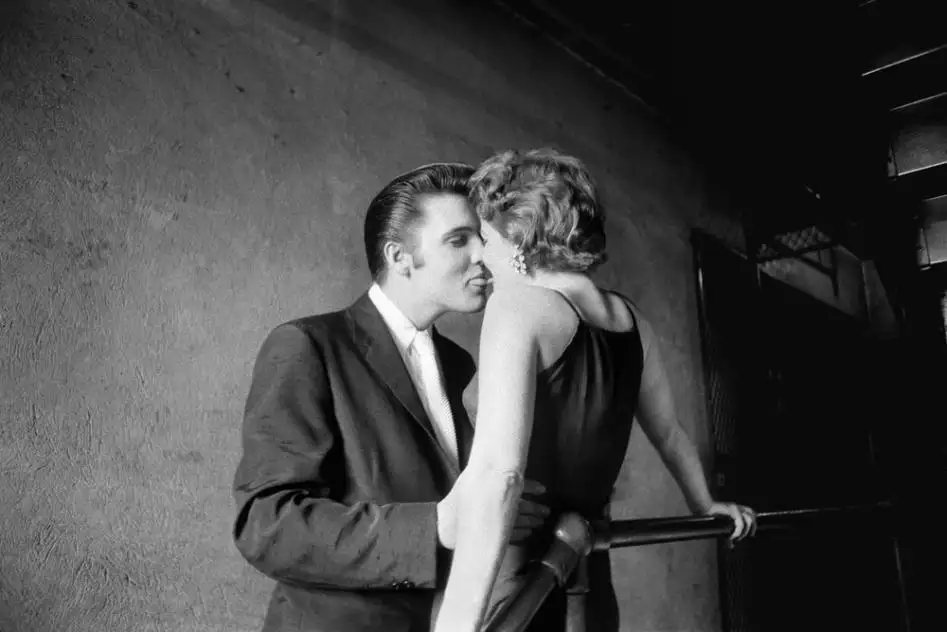 Alfred Wertheimer, The Kiss, Elvis and his date backstage of the Mosque Theatre, Richmond, VA, 1956