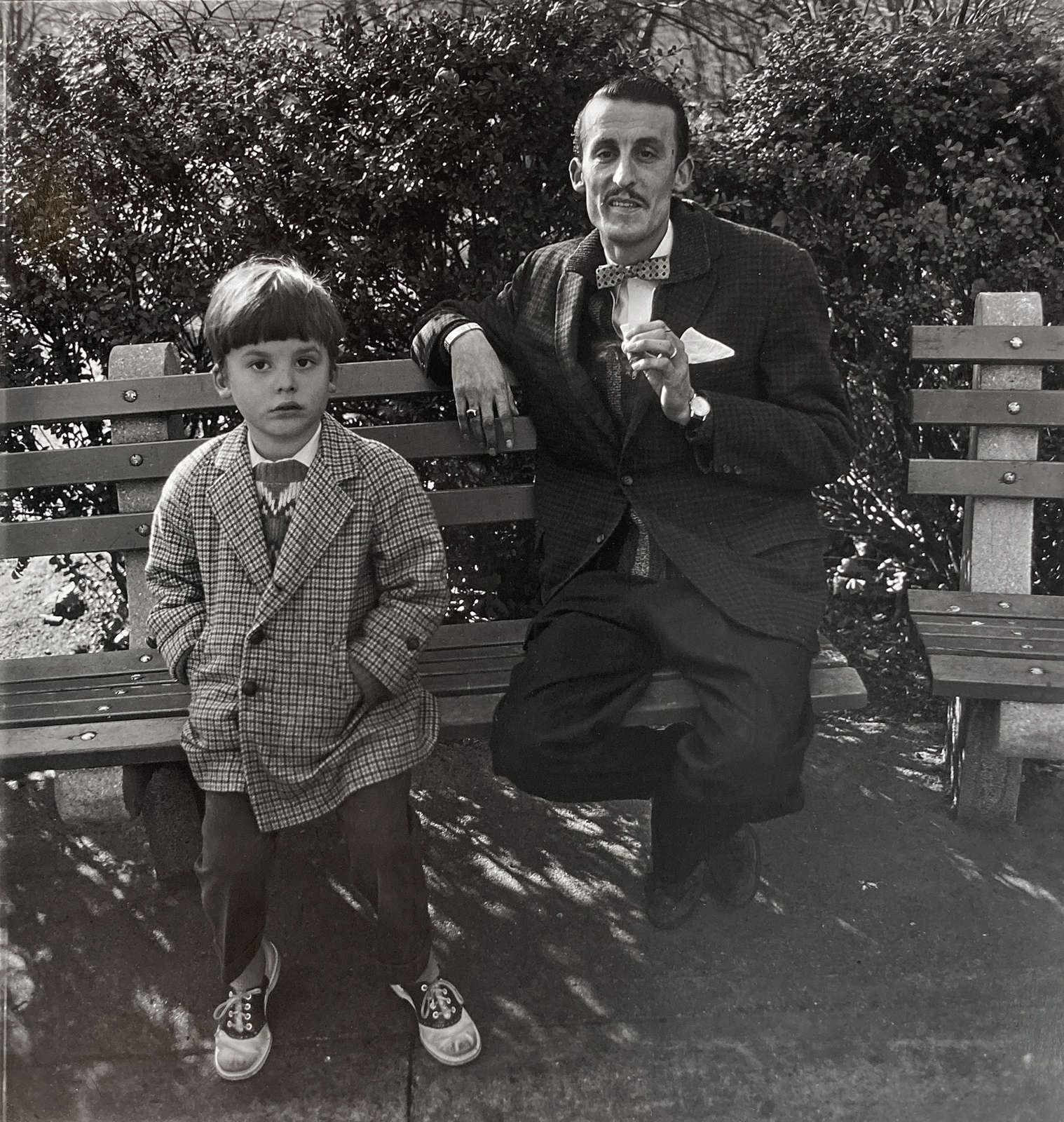 Diane Arbus, Man and a boy on a bench in Central Park, N.Y.C, 1962