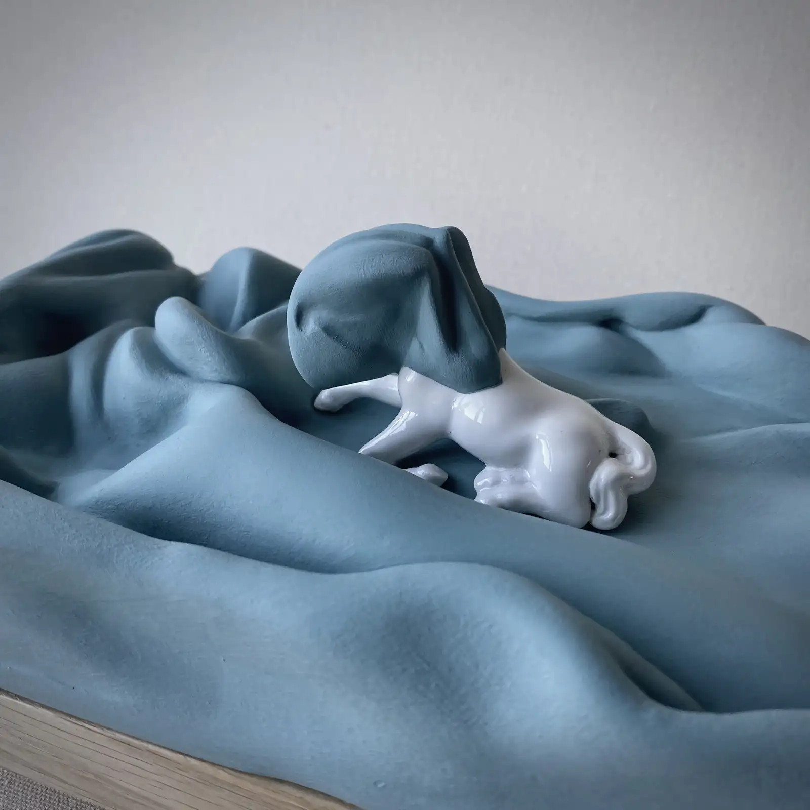 Richard Stone, lonely horse, 2022, Keramiplast, paint, porcelain, mounted on a hand finished oak base, 14 x 26 x 32 cm