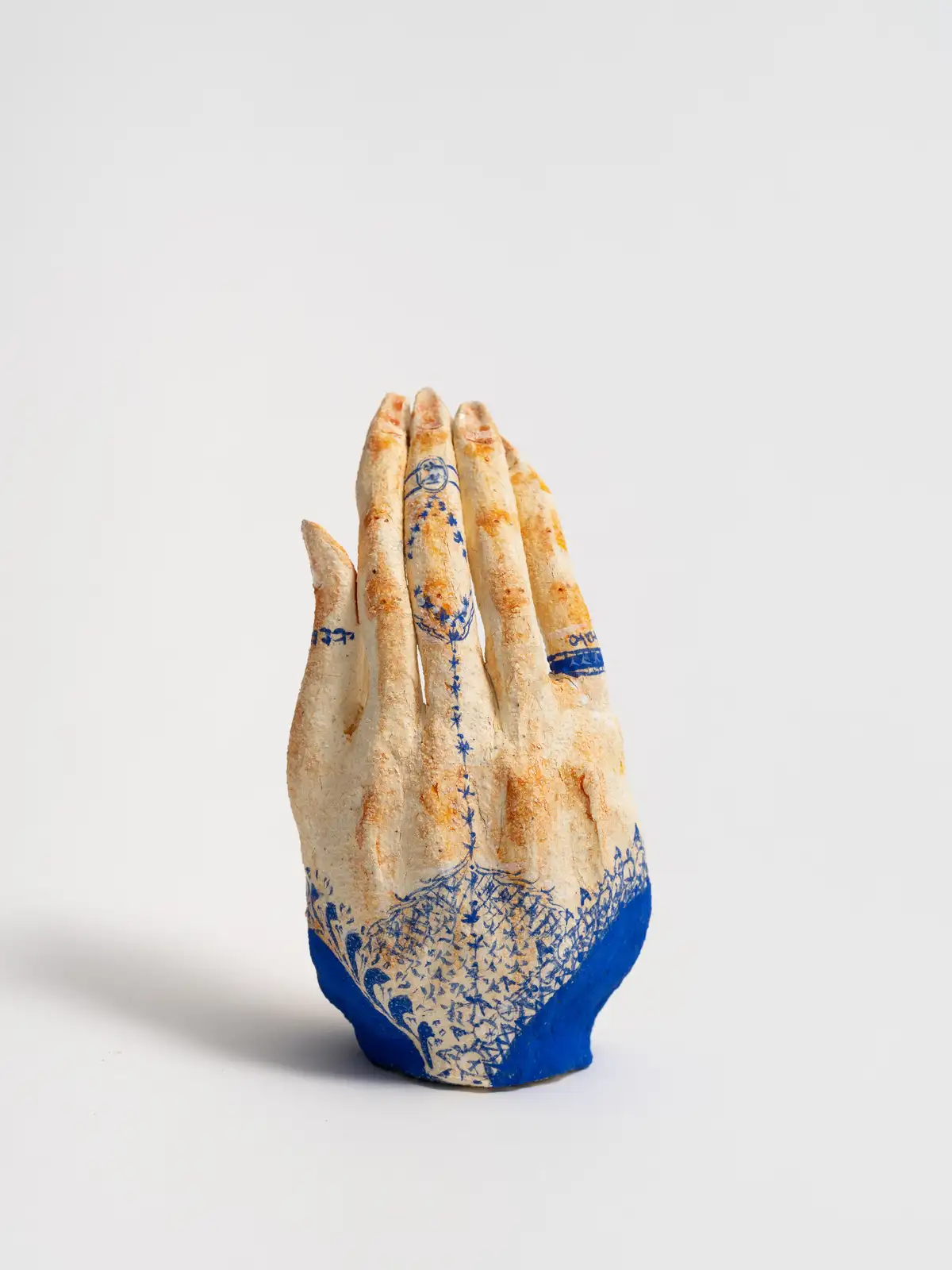 Tae Kim, '하이파이브(up five)', 2022. Ceramic, 16 x 10 x 5 cm.