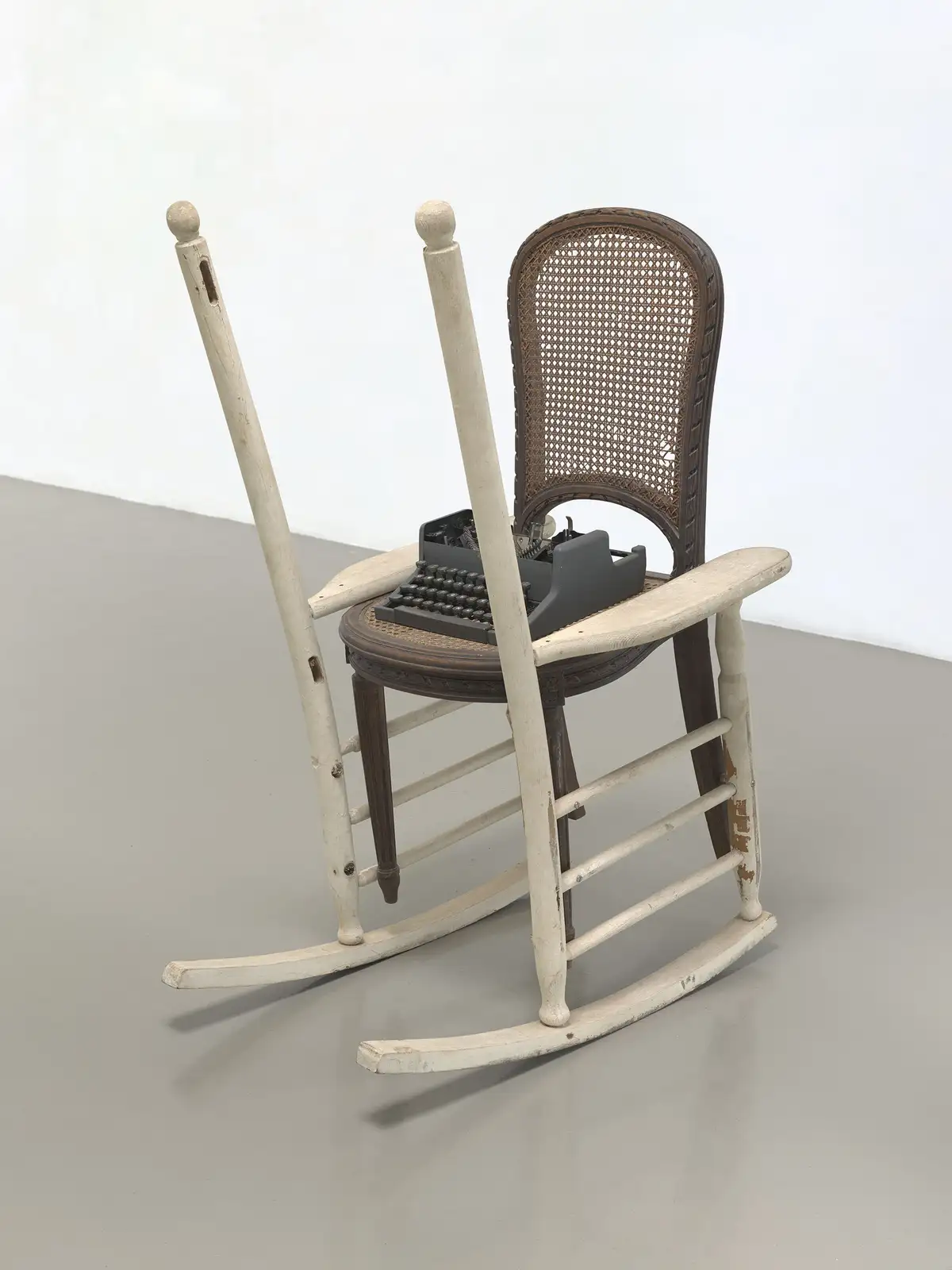 Robert Rauschenberg, 'Magnetic Script / ROCI TIBET', 1985. Construction with chairs and typewriter, 110.5 x 77.8 x 58.6 cm. Courtesy Thaddaeus Ropac gallery &copy; Robert Rauschenberg Foundation / ARS, New York 2021.