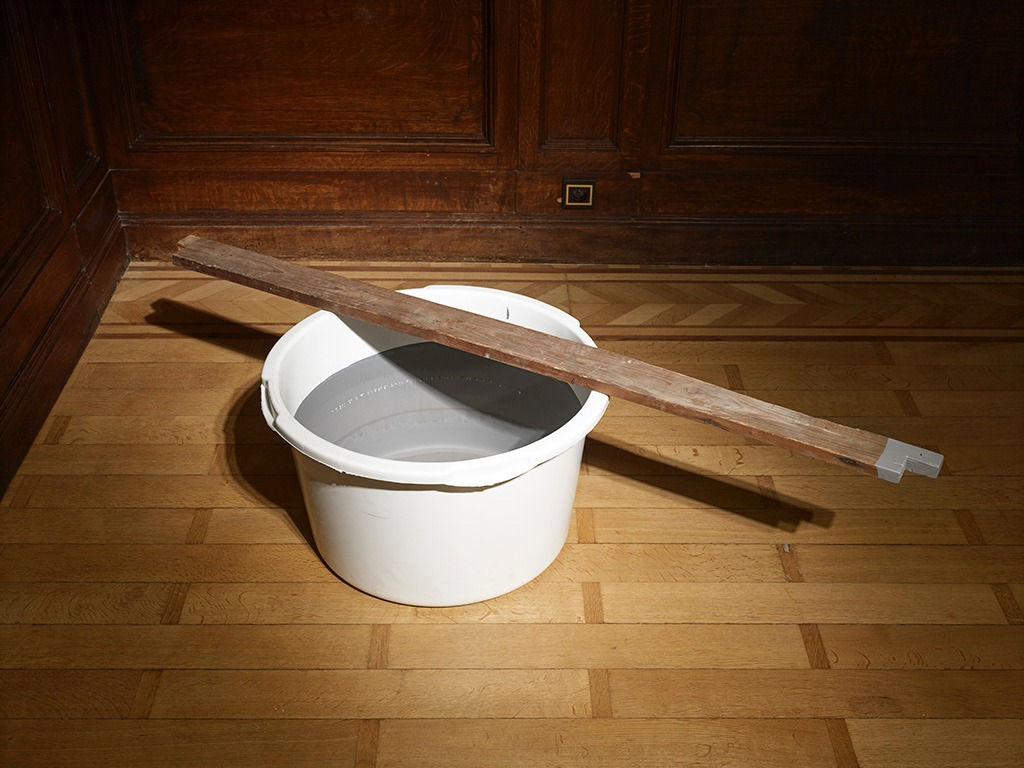 Joëlle Tuerlinckx, Salle-basine ‘gris neutral Kodak’. Original d’exposition ‘CONGE ANNUEL/JAARLIJKS VERLOF’, galeria Stella Lohaus, Antuérpia, Bélgica, 2010