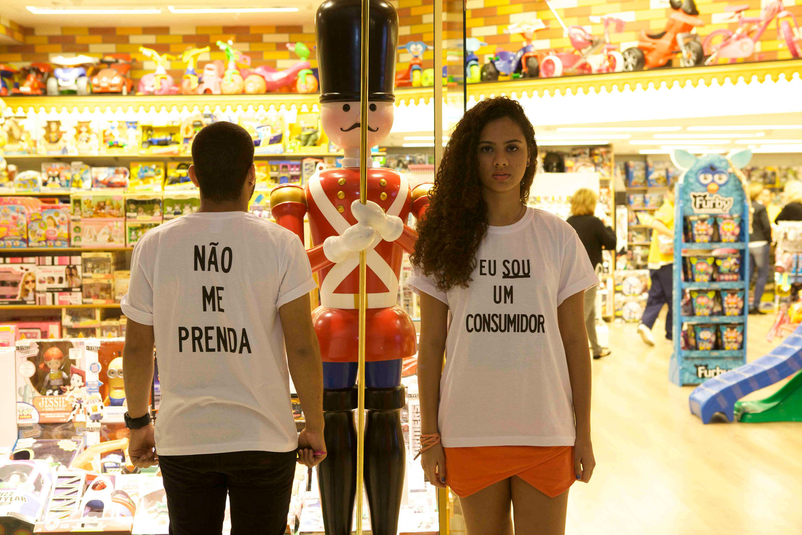 Coco Fusco, Não Me Prenda, Eu Sou um Consumidor (Don't Arrest Me, I am a Consumer), 2014