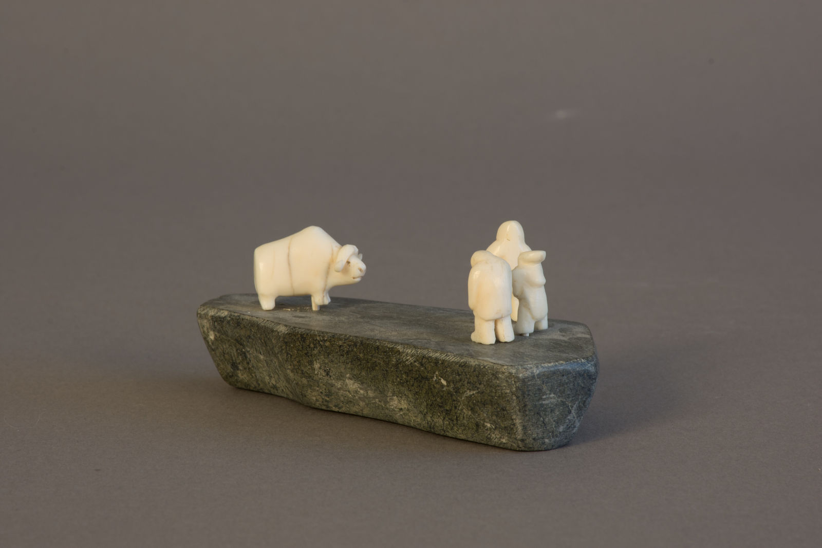 Mark Tungilik, Muskox Hunt / chasse au boeuf musqé, ca. 1975