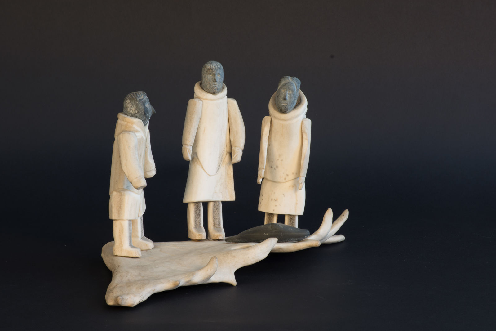 Martha Ikiperiak Eekerkik, Family with Seal / famille avec phoque, ca. 1975
