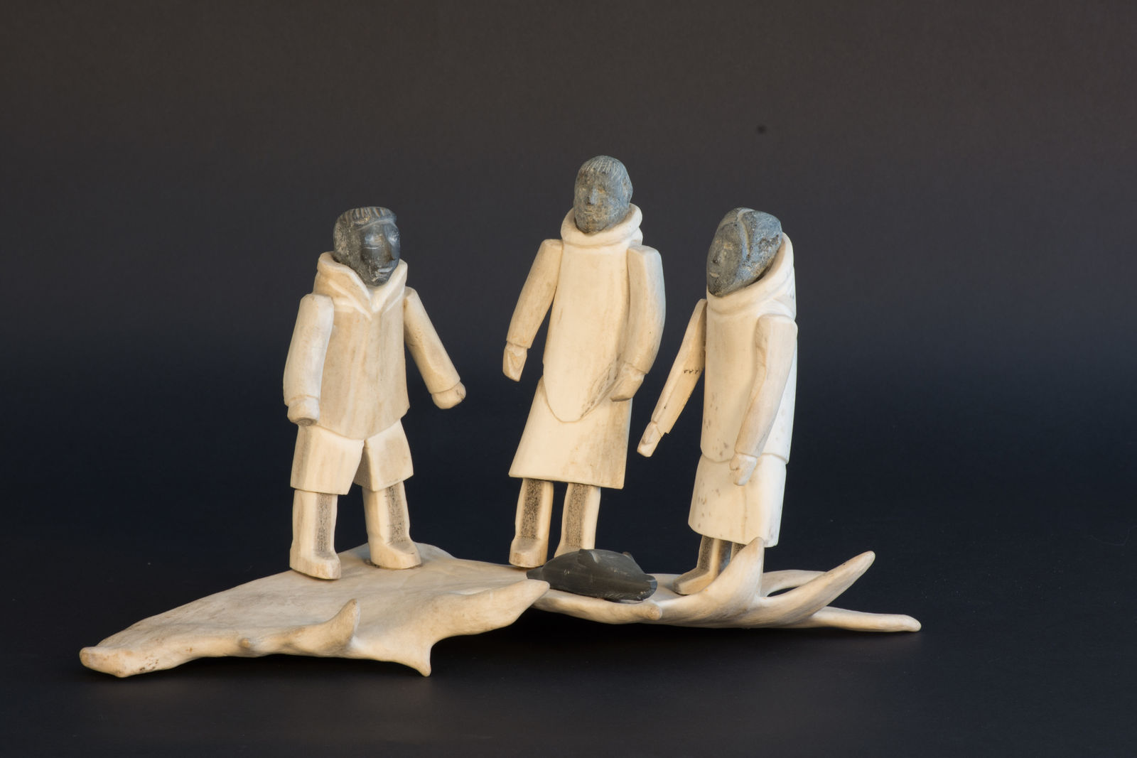 Martha Ikiperiak Eekerkik, Family with Seal / famille avec phoque, ca. 1975