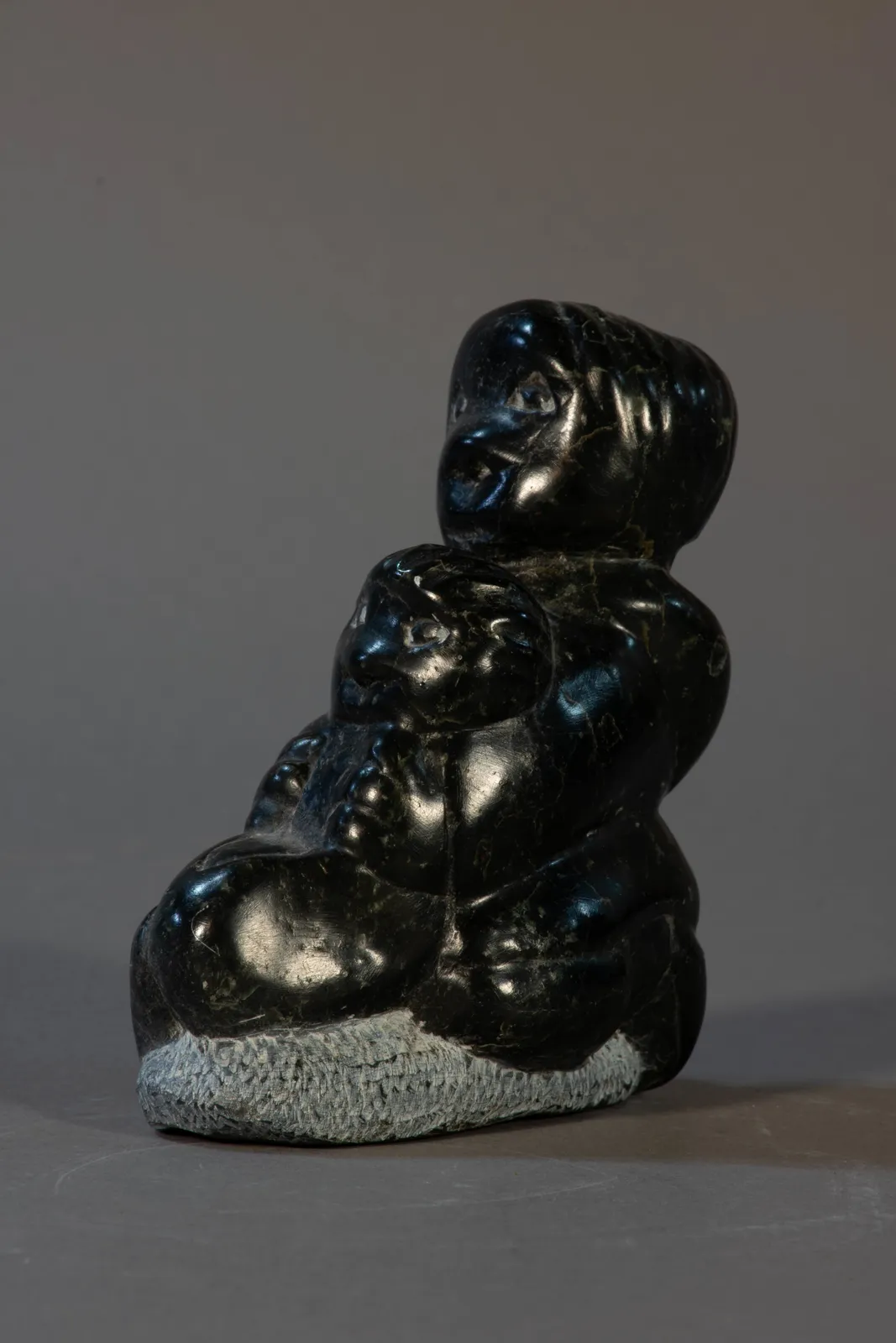 Johnny Inukpuk, Mother & Child / Mere et Enfant, ca. 1985