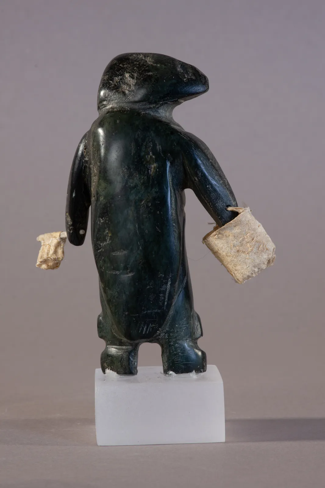 Margaret Uyuaperq Aniksak, Woman Fetching Water / Femme allant chercher de l'eau, ca. 1970