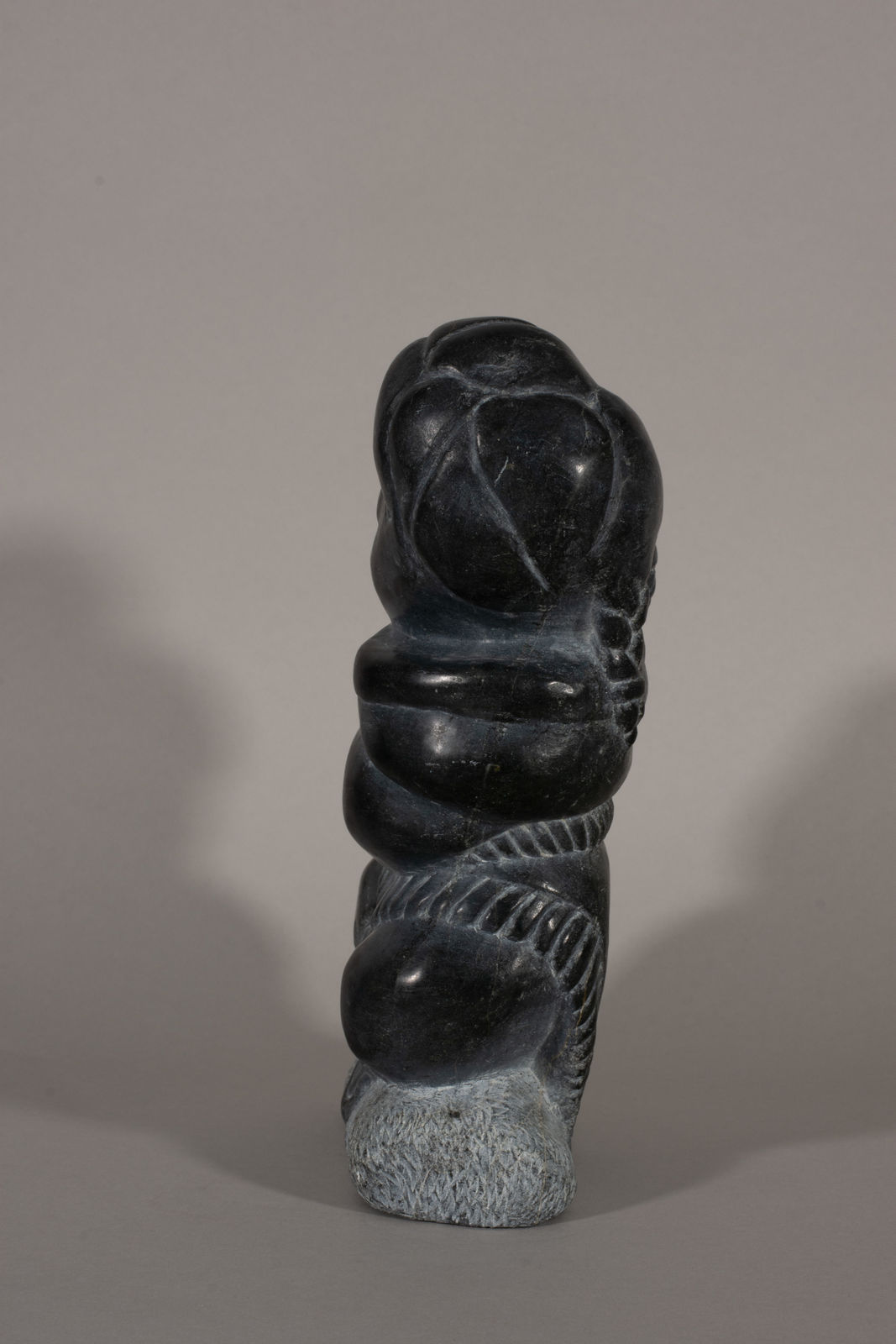 Johnny Inukpuk, Mother with a Swaddled Child / Mère avec un enfant emmailloté, 1972