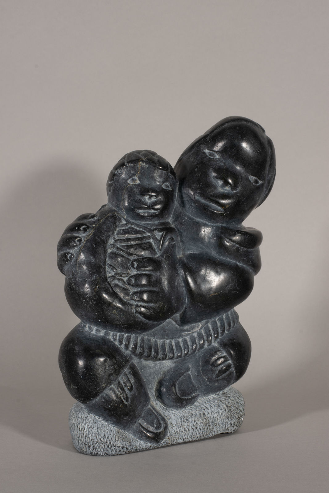 Johnny Inukpuk, Mother with a Swaddled Child / Mère avec un enfant emmailloté, 1972