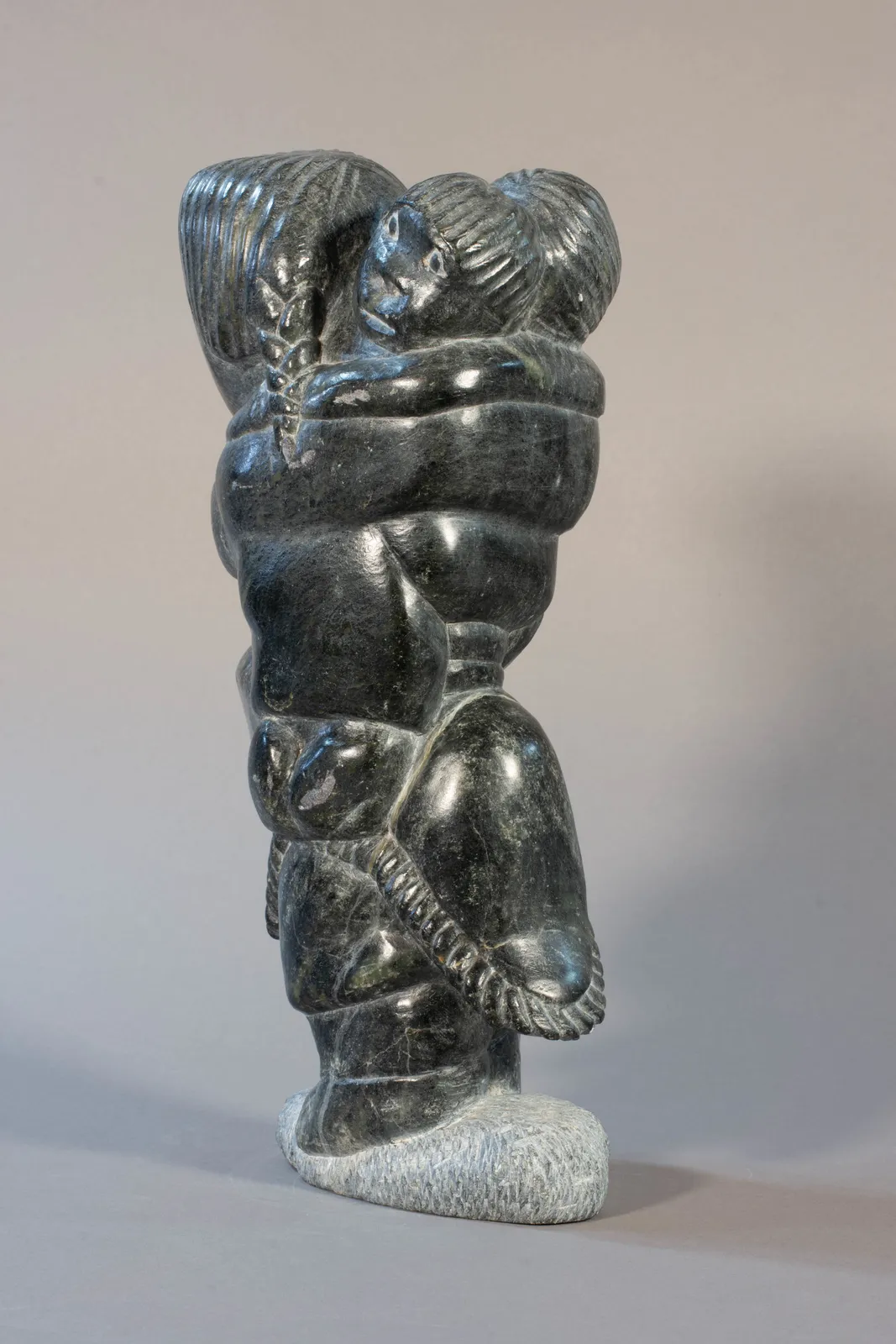 Johnny Inukpuk, Mother with Twins / Mère de jumeaux, ca. 1980